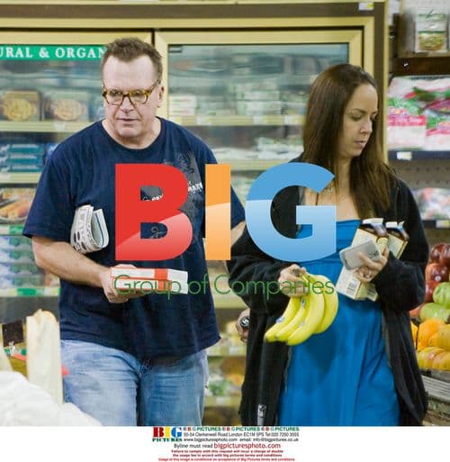 Tom Arnold and Ashley Groussman go shopping