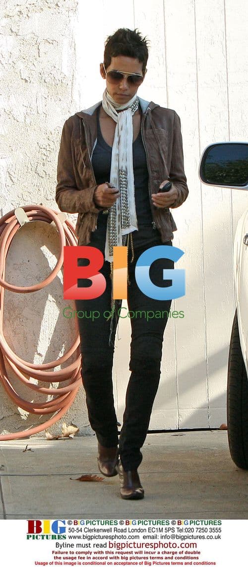 Halle Berry in Stylish Casual Outfit