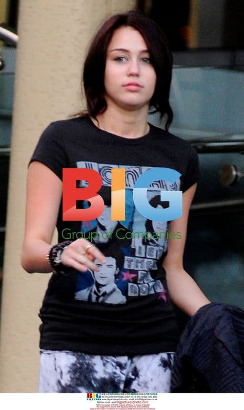 Miley Cyrus Leaves Miami Hotel