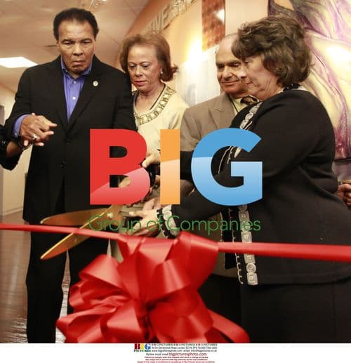 Mohammad Ali and Wife Tour Parkinson Center