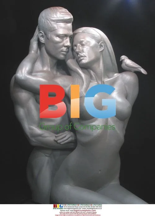 Sculpture of Pitt and Jolie by Xvala