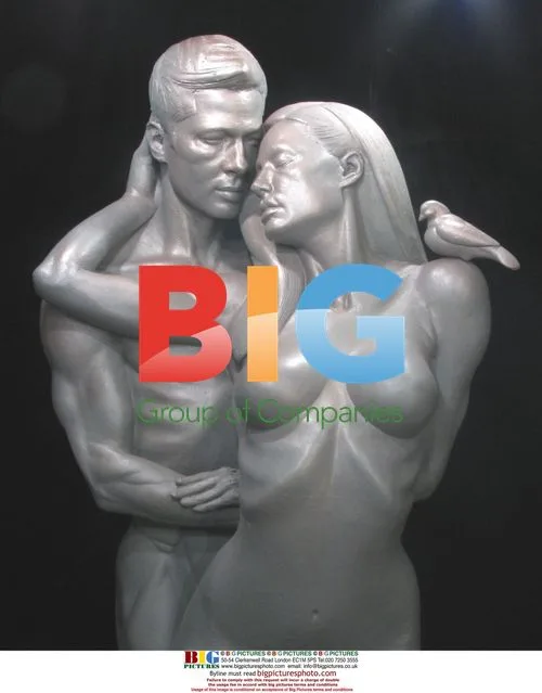 Sculpture of 'Brangelina' by Xvala