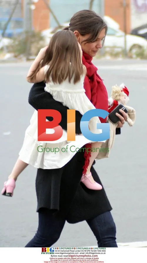 Katie Holmes and Suri visit Tom Cruise on set