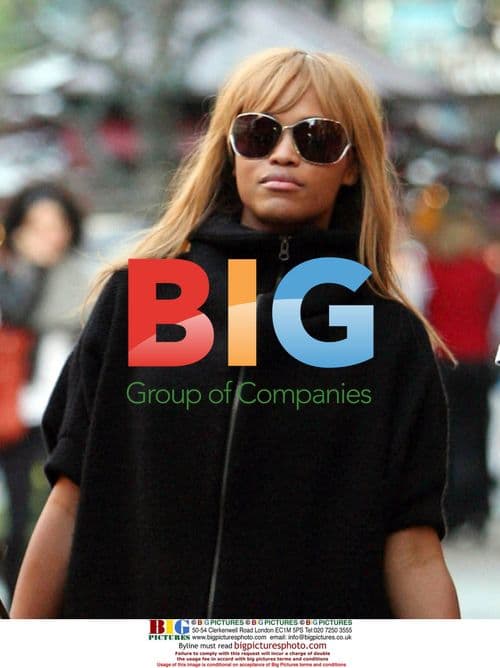 Singer Eve Jihan Jeffers shopping with friend