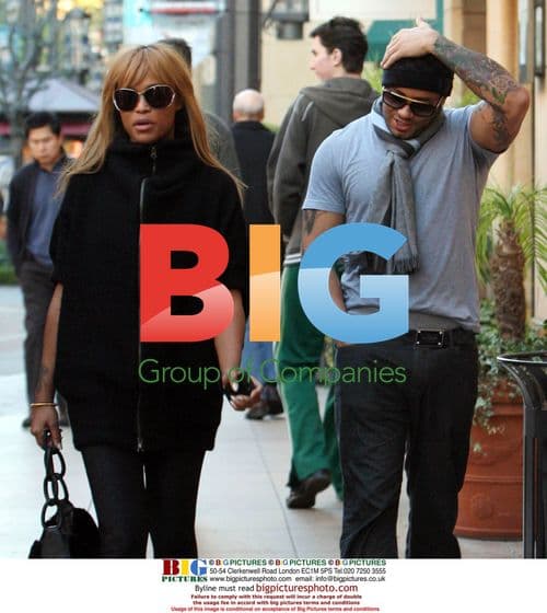 Singer Eve Jeffers shopping with friend