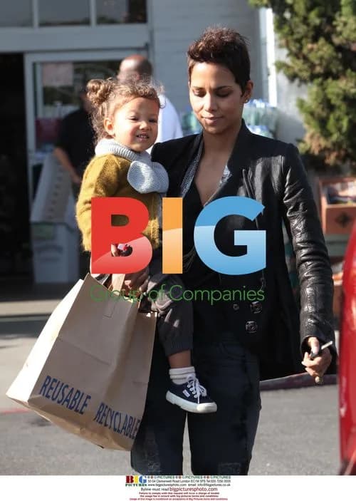 Halle Berry grocery shopping with daughter