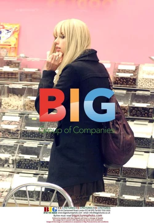 Taylor Swift and friend get desert in NYC