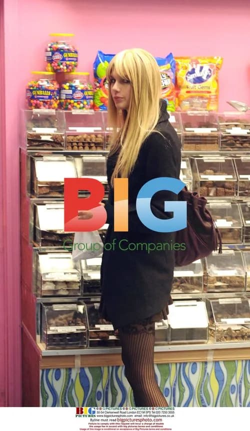 Taylor Swift & friend get ice cream in NYC