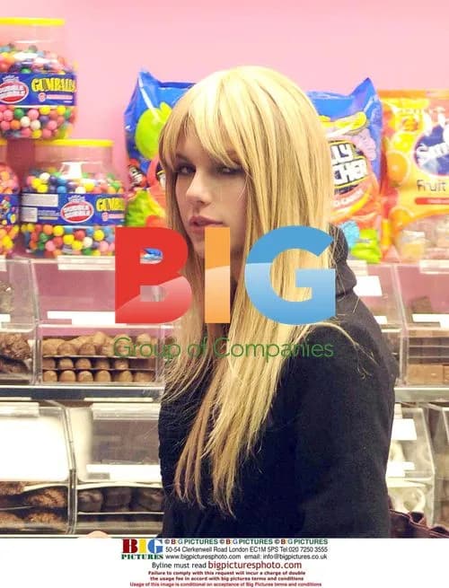 Taylor Swift gets desert with friend in NY