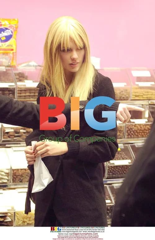 Taylor Swift gets desert with friend in NYC