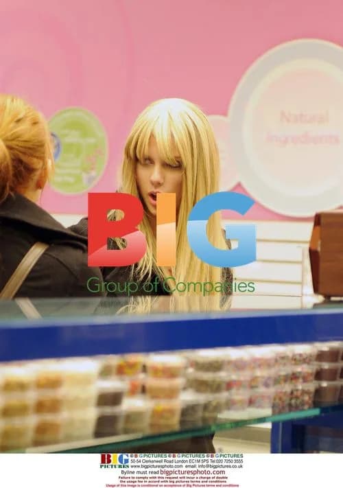 Taylor Swift and friend get desert in Dubai