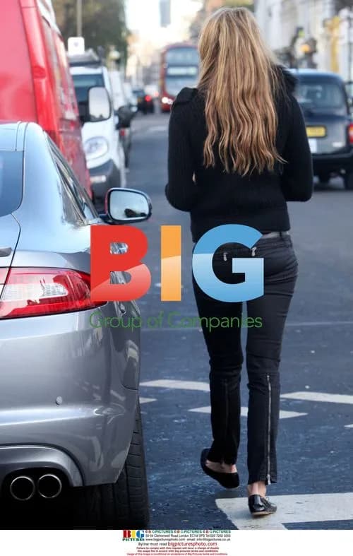 Supermodel Elle Macpherson Shopping in London