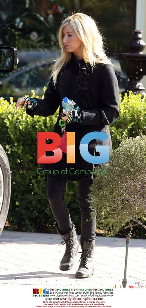 Ashley Tisdale visits parents