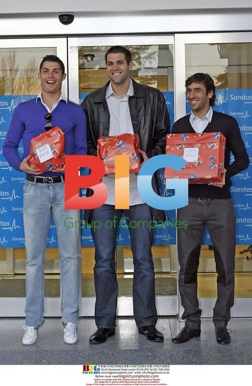 Cristiano Ronaldo and Ral Gonzlez visit children's hospital