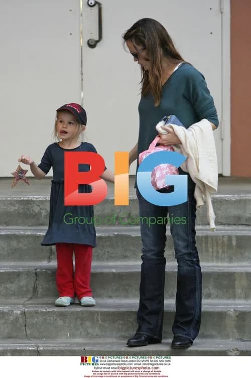 Jennifer Garner picks up daughter Violet