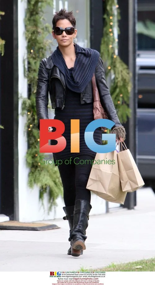 Halle Berry Shopping for Holiday Cards