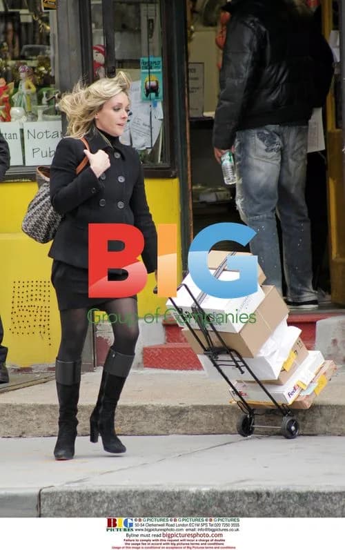 Jane Krakowski Picks Up Packages in New York