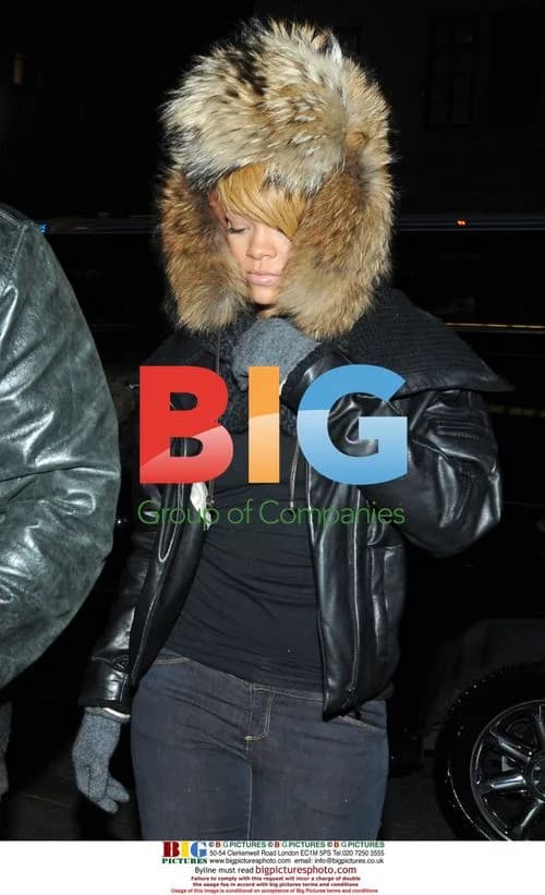 Rihanna shops with friends in NYC