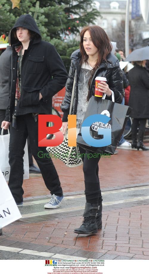 Miley Cyrus and friends shopping in Dublin