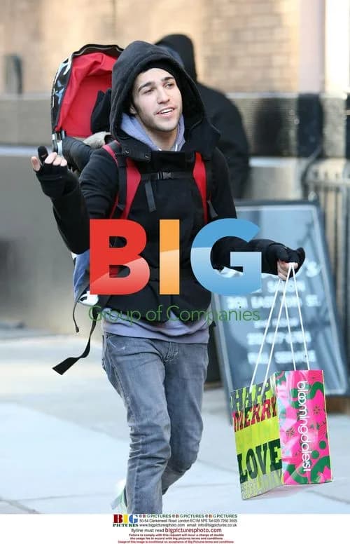 Pete Wentz and son Bronx shopping in NYC