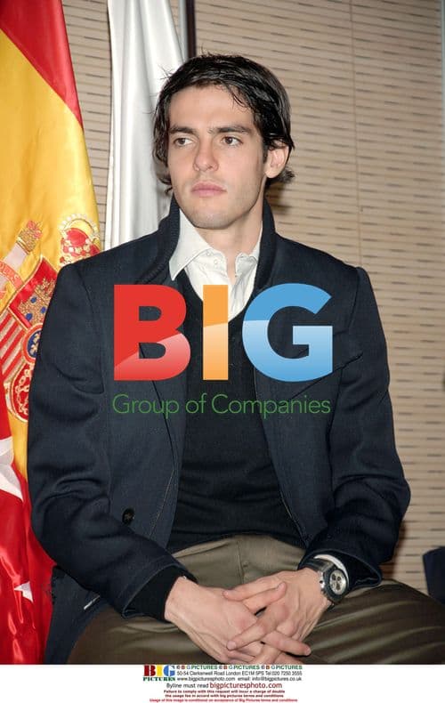 Kaka and Zidane give out Christmas gifts