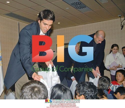 Kaka and Zidane Give Christmas Gifts