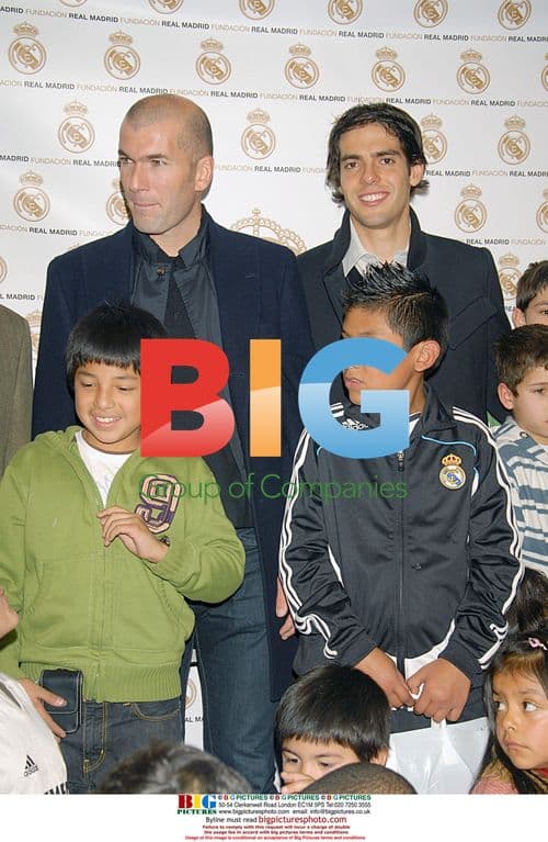 Kaka and Zidane give out Christmas gifts