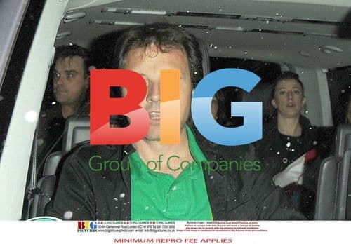 Robbie Williams Leaving Apple Store