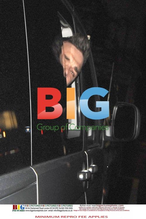 Robbie Williams Leaving Apple Store