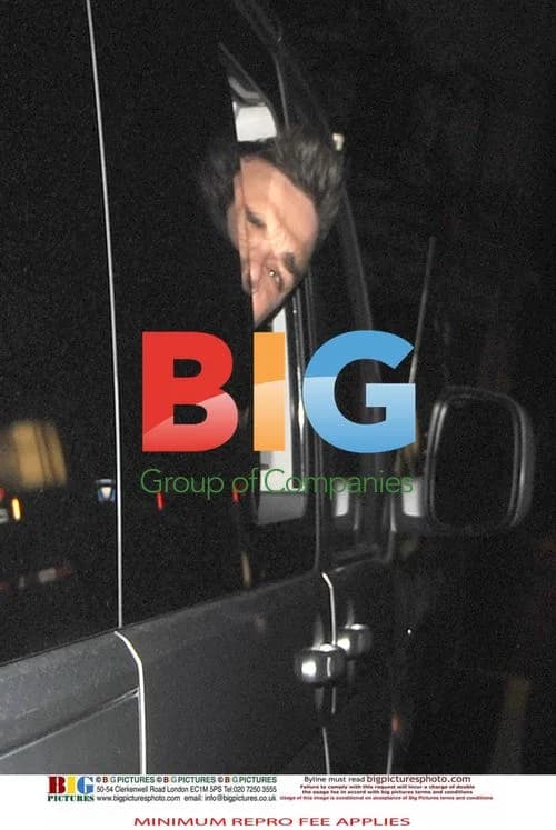Robbie Williams Leaving Apple Store