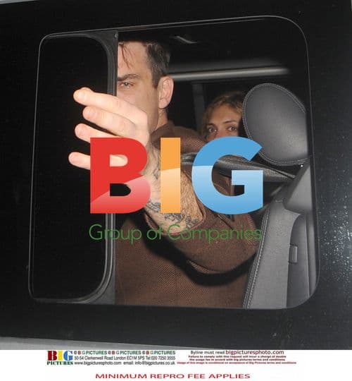 Robbie Williams Leaving Apple Store