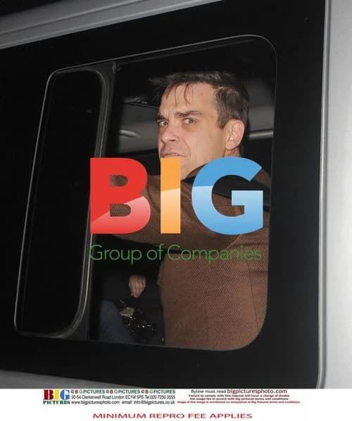 Robbie Williams Leaving Apple Store