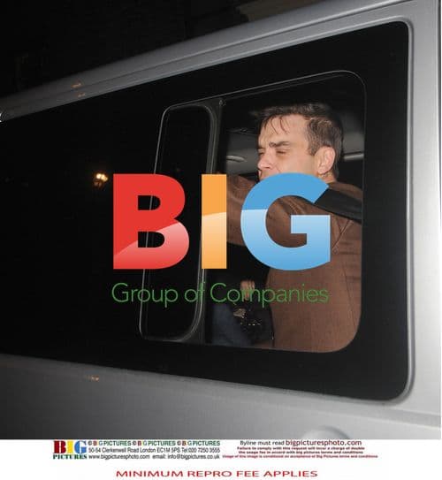 Robbie Williams Leaves Apple Store