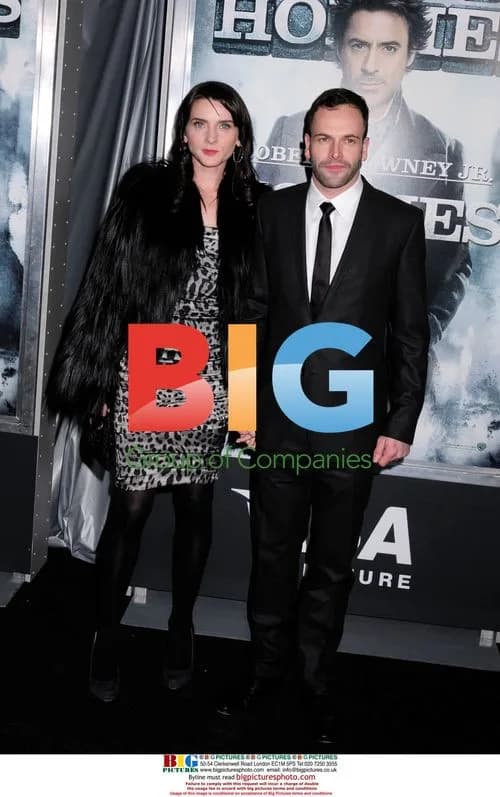 Michele Hicks and Johny Lee Miller at "Sherlock Holmes" premiere