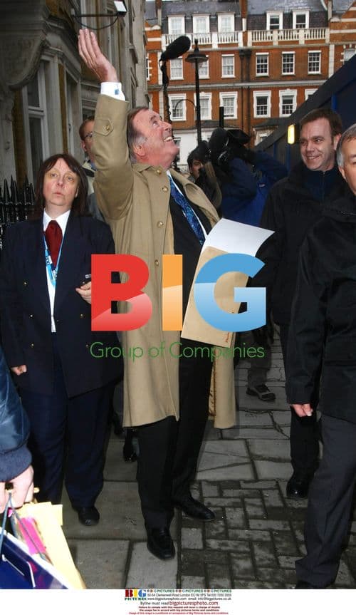 Terry Wogan leaves Radio 2 after final show