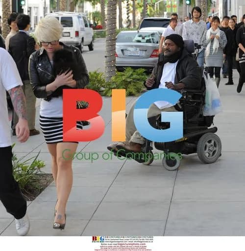 Kelly Osbourne goes Christmas shopping