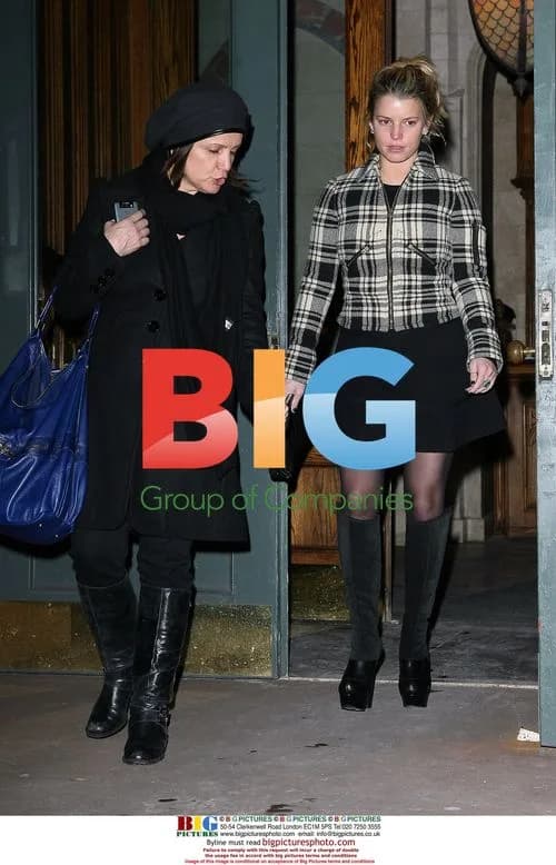 Jessica Simpson out with mom in NYC