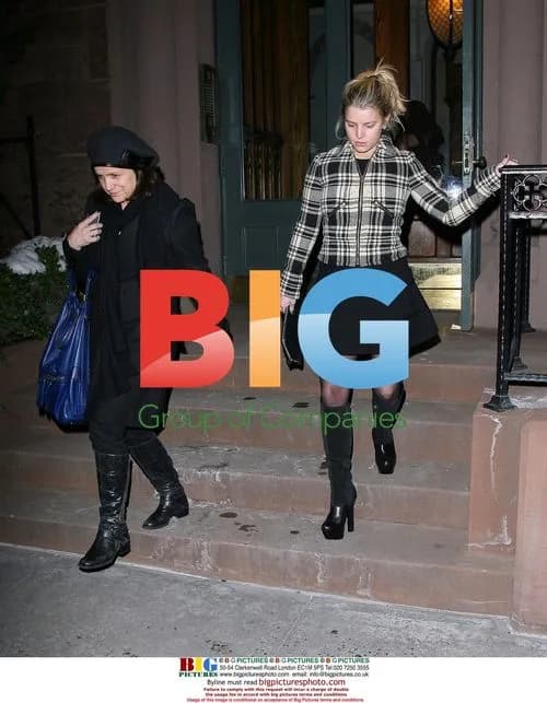 Jessica Simpson out with mom in NYC