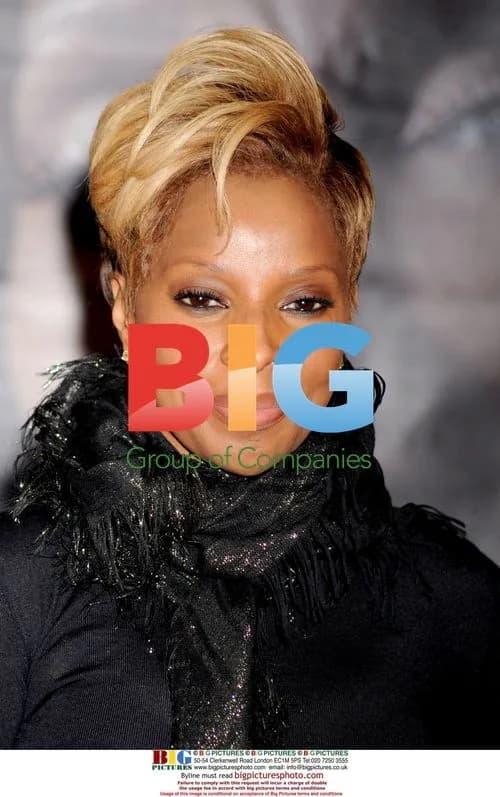 Mary J. Blige signs CDs at Best Buy in NYC