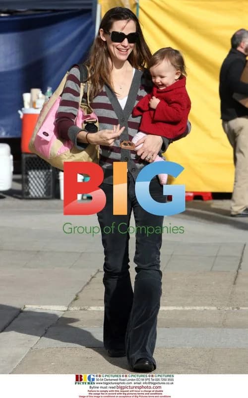 Jennifer Garner out with mum and daughters
