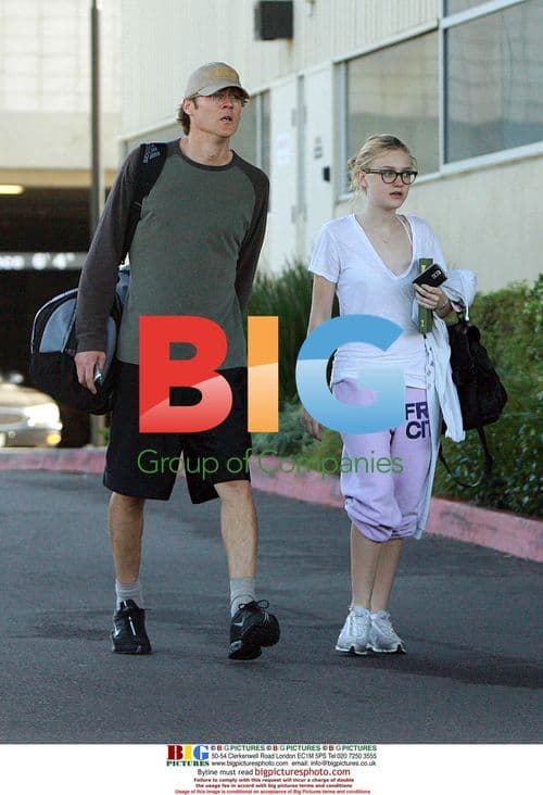 Dakota Fanning and dad workout on Christmas Eve