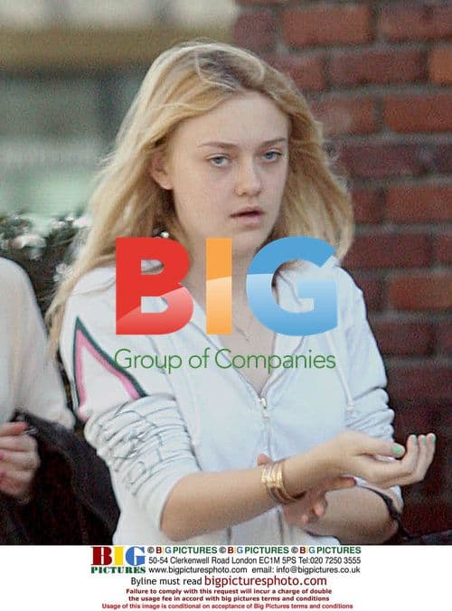 Dakota and Elle Fanning get nails done