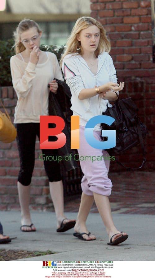 Fanning Sisters Get Nails Done on Christmas Eve