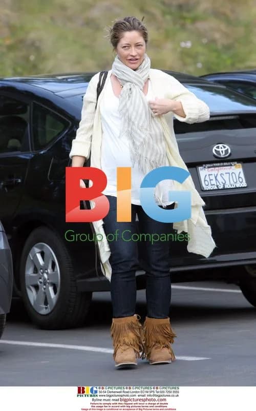 Pregnant Rebecca Gayheart stops for lunch