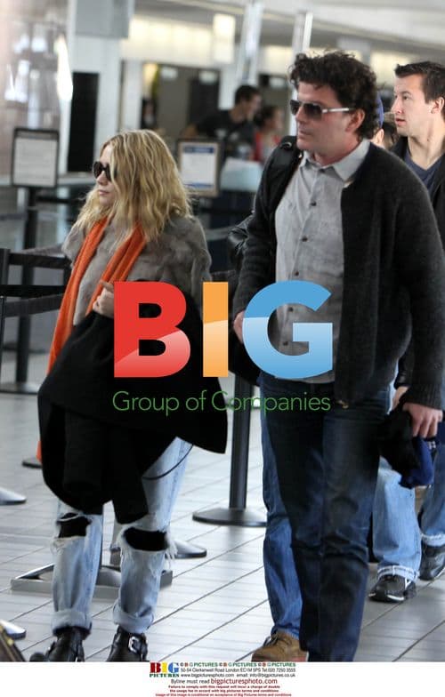 Ashley Olsen, Justin Bartha, Eva Mendes, George Gargurevich at LAX