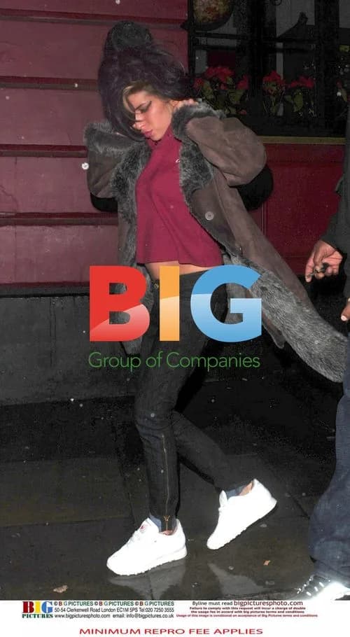 Amy Winehouse and Friend Leave Pub