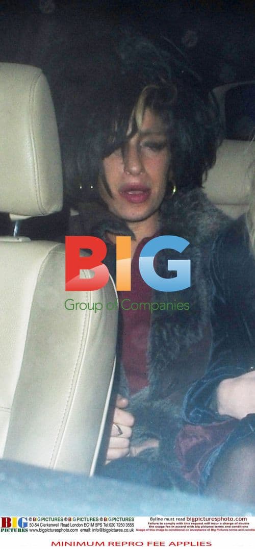 Amy Winehouse leaves pub