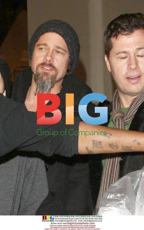 Brad Pitt takes sons to arcade