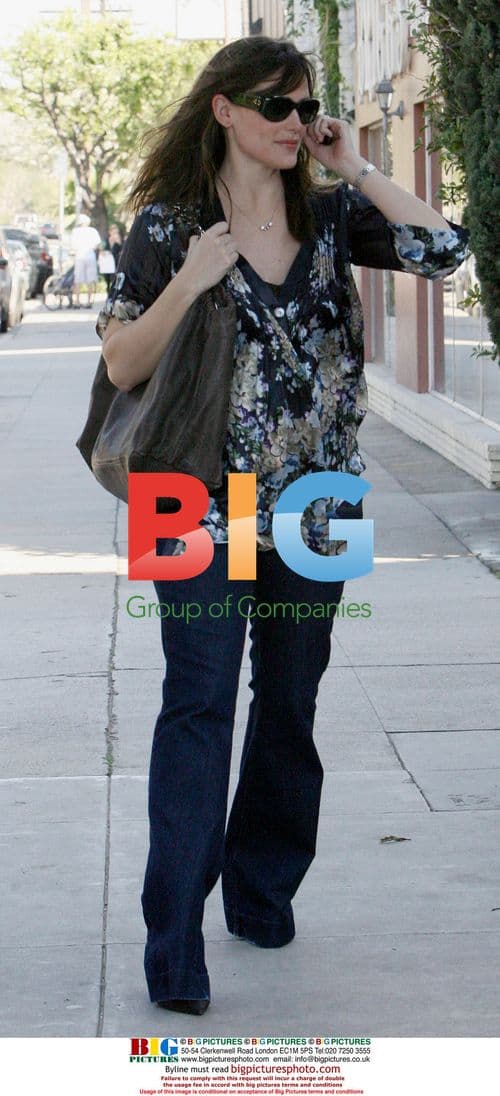 Jennifer Garner has coffee with friend in Brentwood