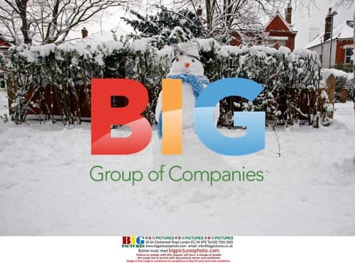 Londoners enjoy snowy day off